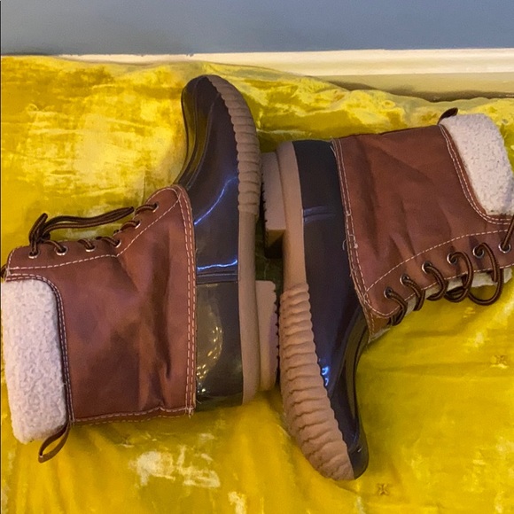 Soft Lace up duck boots - Picture 3 of 3